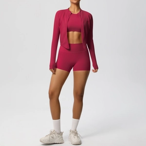 Dettaglio del set yoga 3 pezzi rosso scuro con giacca slim fit e pantaloncini sportivi