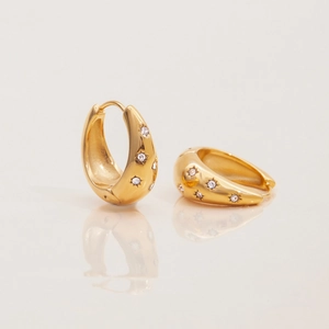 Dettaglio di orecchini a cerchio a C placcati oro 18K con scintillanti cristalli bianchi