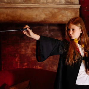 Wizard wizard costume set including black robe, scarf and wand for Halloween cosplay
