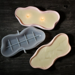 Moule en silicone détaillé en forme de nuage avec bougies finies sur fond en bois