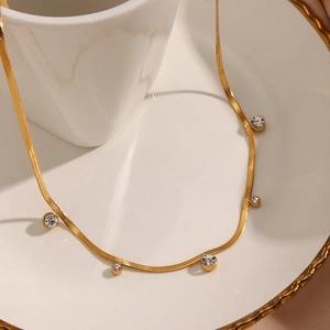 Collana a spina di pesce placcata oro 18k in acciaio con cinque zirconi cubici tondi