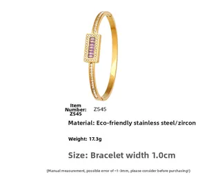 Detalle de brazalete dorado con circonitas púrpuras y medidas precisas del diseño de lujo