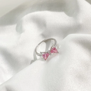 Détail macro de la bague en argent S925 avec zircons roses en forme de joli nœud