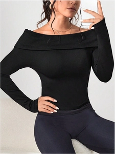 Détail du haut de yoga à manches longues et épaules dénudées avec col replié noir