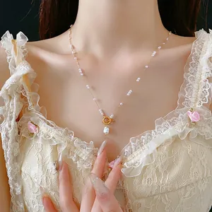 Collier de perles vintage en acier doré avec fermoir OT et perle baroque sur mannequin