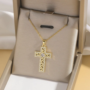 Goldene Halskette aus Edelstahl mit Zirkonia-Kreuzanhänger in einer Geschenkbox