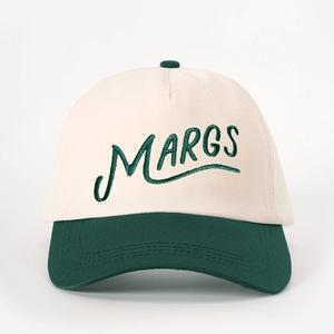 Détail de la broderie MARGS sur la casquette de baseball bicolore beige et vert