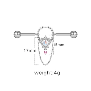 Silbernes Industrial Barbell Piercing mit schillerndem Stein und Herzanhänger