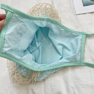 Dettaglio borsa a rete verde menta con fodera interna azzurro cielo per uso quotidiano