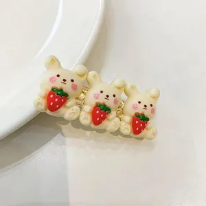 Detailansicht der goldenen Haarspange mit drei 3D-Resin-Cartoon-Erdbeer-Hasen