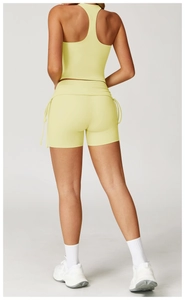 Rückansicht der elastischen Sport-Shorts mit verstellbarem Kordelzug in hellem Gelb
