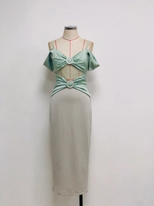 Détail de la robe color-block avec anneau en strass et design satiné vert menthe ajouré