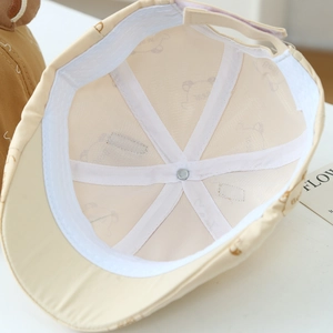 Berretto beige per neonati con orsetto fodera in rete e cuciture rinforzate per la protezione