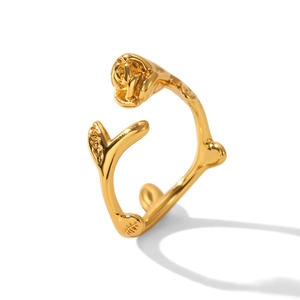 18k vergoldeter Edelstahlring mit offenem Design und detaillierter Rosenblüte