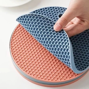 Dessous de plat ronds en silicone nid d'abeille résistant à la chaleur bleu et rose
