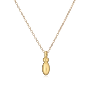 Dettaglio dell'elegante collana con ciondolo a lettera placcata in oro e catena sottile