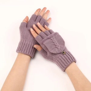 Dettaglio dei guanti convertibili viola in maglia a trecce con pratica copertura a ribalta