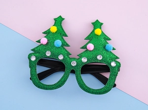 Détail de lunettes sapin de Noël avec paillettes vertes et pompons colorés