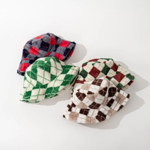 Détail de quatre bobs en fausse fourrure à carreaux dans divers coloris d'hiver
