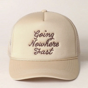 Cappellino trucker beige con ricamo Going Nowhere Fast e rete traspirante posteriore