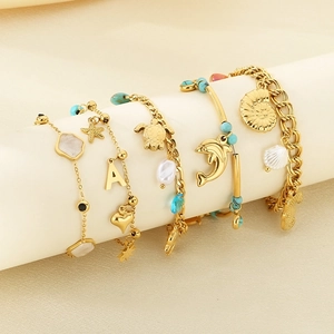 Bracelet doré à breloques marines avec étoile de mer tortue et pendentifs coquillage