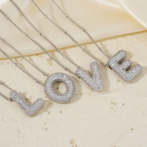 Colliers lettres LOVE en argent avec pavé de zircons sur satin et pierre