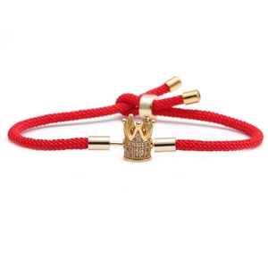 Bracelet ajustable en corde milanaise rouge avec breloque couronne dorée et oxydes de zirconium