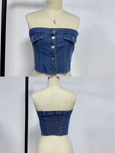 Dettagli fronte e retro del top a fascia in denim blu con bottoni e schiena elastica