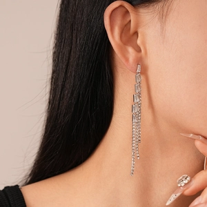 Eleganti orecchini a nappa in argento con zirconi che mostrano l'effetto pendente