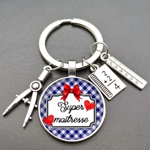 Dettaglio portachiavi insegnante con ciondolo Super Maitresse e mini strumenti scuola