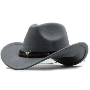 Détail du chapeau de cowboy en feutre gris avec crâne de taureau argenté et bande en cuir