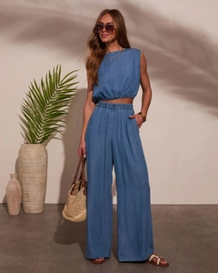Vue détaillée de l'ensemble deux pièces en denim avec haut court et pantalon large taille haute