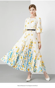 Detail van de gebloemde geplooide maxi-jurk met een zoom van 5,5m en lederen riem