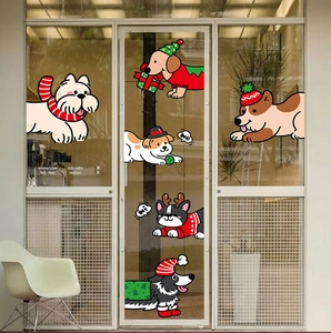 Détail des stickers de Noël chiens cartoon sur une porte vitrée de café