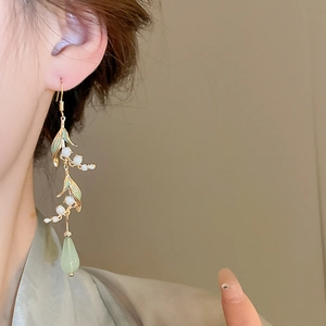 Boucles d'oreilles muguet élégantes avec feuille verte et pendentif goutte d'eau