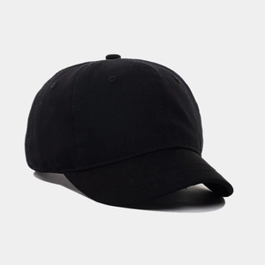 Dettaglio ravvicinato di un cappellino da baseball nero in cotone con tesa corta
