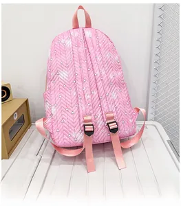 Vista detallada de la mochila rosa acolchada con estampado de corazones y correas