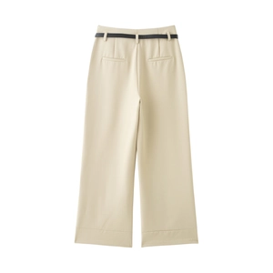 Elegante beige Hose mit weitem Bein und schmalem schwarzem Gürtel für einen edlen Look