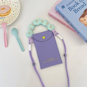 Détail du sac à téléphone violet avec poignée nuage menthe et bouton jaune rond