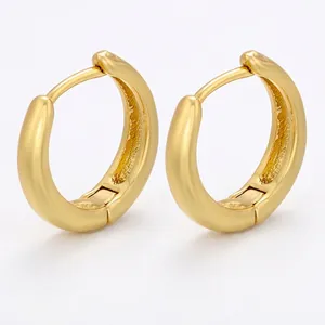 Detailansicht der 16x16,5mm Gold-Messing-Ohrringe mit präziser Größe und 1,8g Gewicht