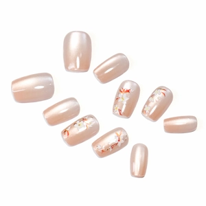 Faux ongles œil de chat nude champagne avec motifs floraux et fini perlé