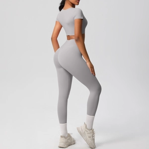 Détail de l'ensemble de yoga gris clair sans couture avec legging taille haute et haut court