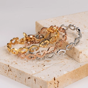 Three-tone heart link stainless steel bracelet set in gold, rose gold and silver finish