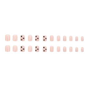 Set de 24 faux ongles courts rose poudré avec motifs de cœur noir et finition pailletée