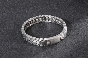 Detaillierte Makroansicht des Drachenknochen-Armbands aus gebürstetem Edelstahl für Herren