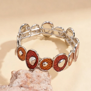 Détail d'un bracelet bohème en argent avec émail brun rouge et finition en métal texturé
