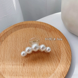 Detail view of 4.5cm Korean style hair claw clip featuring gradient pearls on a clear base