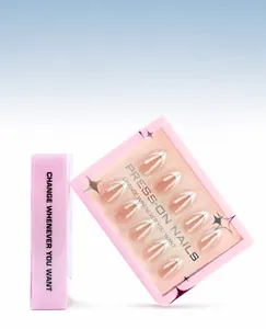 Details von French Press-on Nails Set mit 30 mandelförmigen Stücken in einer rosa Box