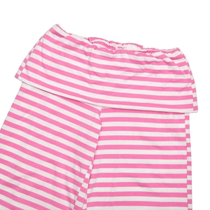 Nahaufnahme der rosa-weiß gestreiften Babyhose mit elastischem Bund aus Baumwolle