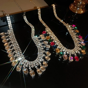 Gros plan de colliers à franges en strass carrés, modèles cristal clair et multicolore